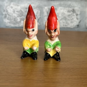 Par de figuritas de duendes vintage, adornos de elfos de cerámica, decoración kitsch de mediados de siglo, expositores retro para estanterías, pequeñas figuras coleccionables.