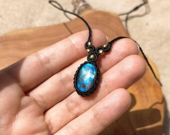 Labradorite macrame necklace, small Labradorite, elegant Labradorite necklace, blue Labradorite