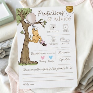 K&ouml;nnte beinhalten: Babyparty-Spielkarte mit Illustrationen von Winnie Puuh und Ferkel. Die Karte enth&auml;lt Aufforderungen f&uuml;r Vorhersagen und Ratschl&auml;ge, mit Abschnitten f&uuml;r Geburtsdatum, Uhrzeit, Gewicht und L&auml;nge. Die Karte ist mit einem Baum, einem Ballon und einem Bienenkorb verziert.