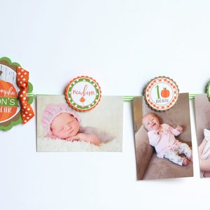 Puede incluir: Una pancarta de hitos para beb&eacute;s con tem&aacute;tica de calabaza con fotos de un beb&eacute; a diferentes edades. La pancarta incluye el texto "our little pumpkin Landon's first year" y presenta colores naranja, verde y marr&oacute;n.