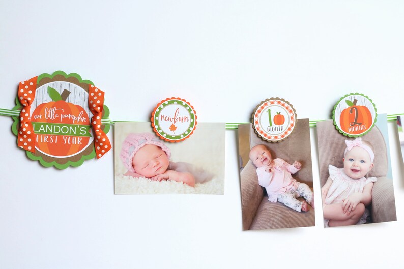 Puede incluir: Una pancarta de hitos para beb&eacute;s con tem&aacute;tica de calabaza con fotos de un beb&eacute; a diferentes edades. La pancarta incluye el texto "our little pumpkin Landon's first year" y presenta colores naranja, verde y marr&oacute;n.