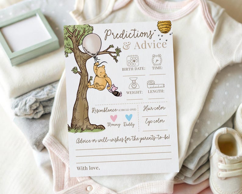 K&ouml;nnte beinhalten: Babyparty-Spielkarte mit Illustrationen von Winnie Puuh und Ferkel. Die Karte enth&auml;lt Aufforderungen f&uuml;r Vorhersagen und Ratschl&auml;ge, mit Abschnitten f&uuml;r Geburtsdatum, Uhrzeit, Gewicht und L&auml;nge. Die Karte ist mit einem Baum, einem Ballon und einem Bienenkorb verziert.