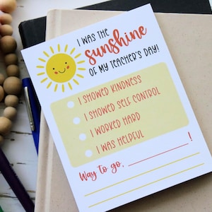 Puede incluir: Una tarjeta imprimible con un gráfico de sol amarillo y el texto "¡Yo era el sol del día de mi maestro!" con una lista de verificación de acciones positivas: "Mostré amabilidad", "Mostré autocontrol", "Trabajé duro" y "Fui servicial".
