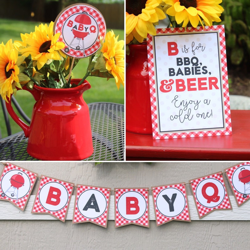 Op de afbeelding: Een rode kan gevuld met gele zonnebloemen, een bord met "B is for BBQ, BABIES, & BEER", en een banner met "BABY Q". De decoraties hebben een rood-wit geblokt patroon, ideaal voor een barbecue.