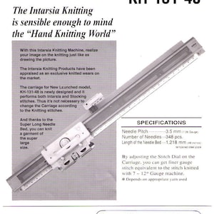 Pode incluir: Uma máquina de tricô Intarsia Brother KH-131-48 branca com um leito de agulhas de 1218 mm de comprimento. A máquina é projetada para tricotar tanto pontos Intarsia quanto pontos Stocking. A máquina tem um passo de agulha de 3,5 mm (7/26 gauge) e 348 agulhas.