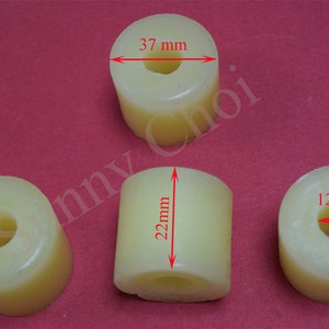 Puede incluir: Cuatro anillos de vela de cera amarilla con diferentes diámetros. Los anillos miden 37 mm, 22 mm y 12 mm.