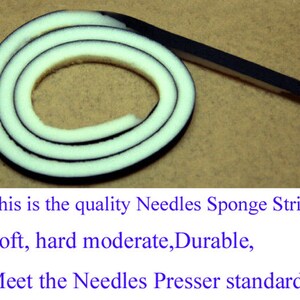 Op de afbeelding: Een close-up van een zwart-witte sponsstrip. De strip is opgerold en heeft een zachte, harde, gemiddelde en duurzame textuur. "This is the quality Needles Sponge Strip Soft, hard moderate, Durable, Meet the Needles Presser standard." staat onder de strip.