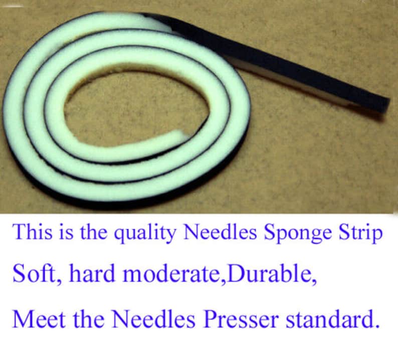 Op de afbeelding: Een close-up van een zwart-witte sponsstrip. De strip is opgerold en heeft een zachte, harde, gemiddelde en duurzame textuur. "This is the quality Needles Sponge Strip Soft, hard moderate, Durable, Meet the Needles Presser standard." staat onder de strip.