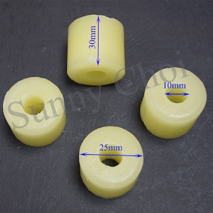 Könnte beinhalten: Vier gelbe Kunststoffringe mit unterschiedlichen Innendurchmessern. Die Ringe haben einen Durchmesser von 30 mm, 25 mm, 10 mm und 10 mm.