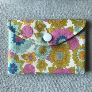 Monedero o portatarjetas con dos compartimentos hecho a mano, de 4,5" x 3" *Flores de limonero*