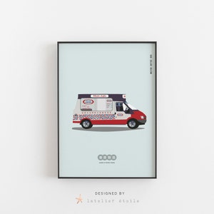 Puede incluir: Una ilustración de estilo vintage de un camión de helados blanco con detalles rojos y azules. El camión tiene un letrero que dice "Master Softee" y "雪糕車" en caracteres chinos. El camión está sobre un fondo azul claro.