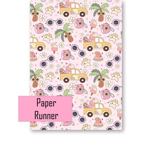 Op de afbeelding: Een roze en gele tafelkleed met een herhalend patroon van cartoontrucks, palmbomen, zonnebrillen, watermeloen, ijs, sterren en bloemen. De tekst "Paper Runner" is gedrukt op een roze rechthoek in de linkerbenedenhoek van de afbeelding.