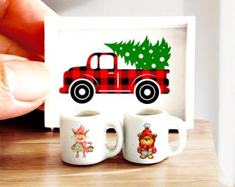 Conjunto de canecas de Natal em miniatura de cerâmica com bandeja de madeira: presentes para casa de bonecas e decoração festiva de Natal.