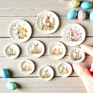 Piattini in ceramica in miniatura con coniglietto pasquale: decorazioni per la cucina di casa delle bambole.