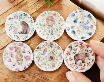 葉っぱ型の陶器皿と人形