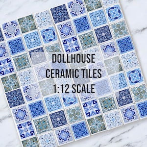 Peut inclure: Un ensemble de carreaux en céramique bleus et blancs avec des motifs complexes, conçus pour les maisons de poupées. Les carreaux sont à l'échelle 1:12, ce qui les rend parfaits pour les projets miniatures.