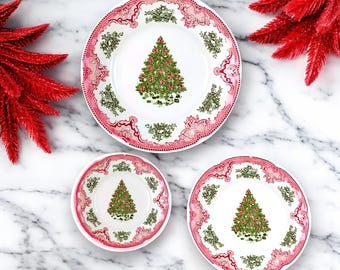 Juego de platos de cerámica en miniatura navideños: decoración festiva vintage para casas de muñecas.