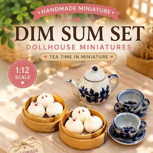 Könnte beinhalten: Ein Miniatur-Dim-Sum-Set für Puppenhäuser. Das Set enthält eine weiße Teekanne mit blauen Blumenmustern, zwei Teetassen mit Untertassen und zwei Bambusdämpfer, die mit Miniatur-Dim-Sum gefüllt sind. Der Text lautet "DIM SUM SET" und "TEA TIME IN MINIATURE".