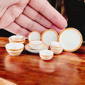 Miniaturowe ceramiczne miseczki i talerzyki: Zestaw naczyń do domku dla lalek, dekoracja kuchenna (zestaw 12 sztuk)