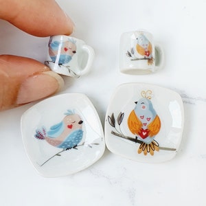 Decorative Miniature Bird-Themed Ceramic Dish Set – 1:12 Scale Dollhouse Plates & Mugs | Handmade Tiny House Kitchen Decor 4 Pcs
