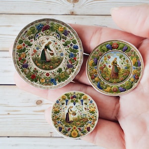 Miniaturowe ceramiczne talerze dekoracyjne: wystrój kuchni w stylu rustykalnym w stylu domku dla lalek