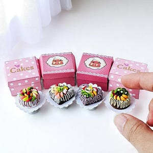 Dekorativer Miniatur Obstkuchen 3 cm | Polymer Clay Puppenhaus Dessert | 1:12 Keramik Etagere | Mini Rosa Kuchenbox für die Bäckerei