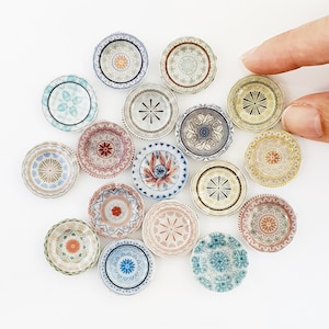 Piatti in ceramica in miniatura fatti a mano: piatti per case delle bambole in stile vintage (set da 17)