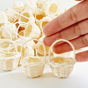 Decorative Miniatures Handmade Round Small Wicker Basket with handle, Dollhouse decorating , Miniature basket, Fairy accessories, miniatur