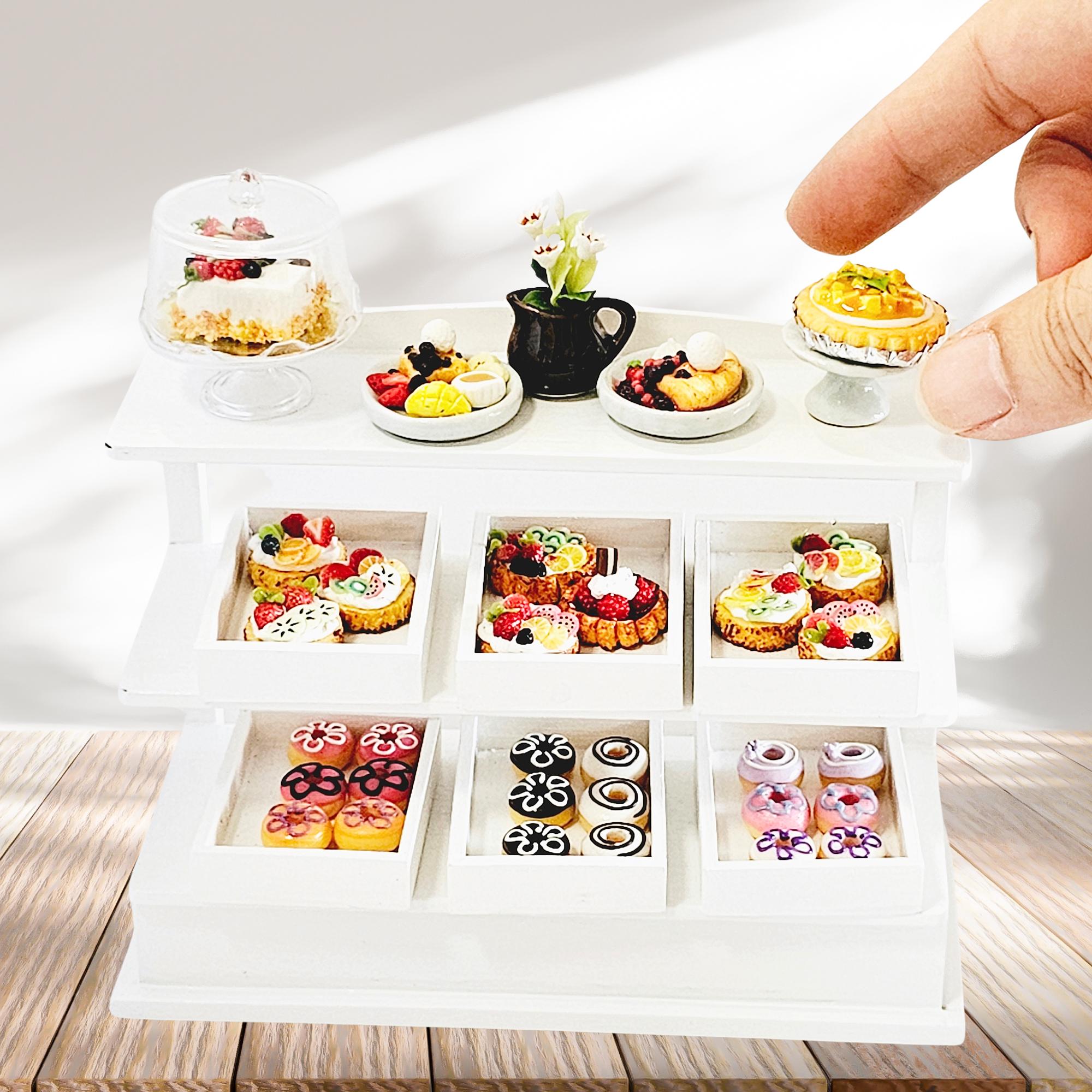 Miniatur Bäckerei Regal mit 10 Dessert-Sets | 1:12 Puppenhaus Kuchen, Gebäck, Aufsteller | Mini Essen Requisiten für Diorama | Puppenhaus Dekorieren