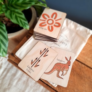 Austrália aborígene, Flash Cards, Primeiras Nações, Brinquedos educativos para crianças, Educação domiciliar, Recursos educacionais, Animais de madeira, Ideia de presente