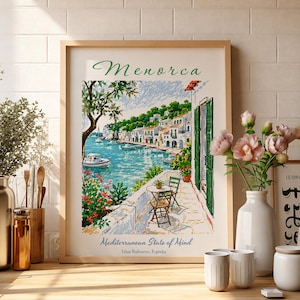 Puede incluir: Una lámina enmarcada con una colorida ilustración de una escena costera de Menorca con edificios blancos, barcos en aguas azules y una terraza con mesa y sillas. El texto dice Menorca, Mediterranean State of Mind, Islas Baleares, España.