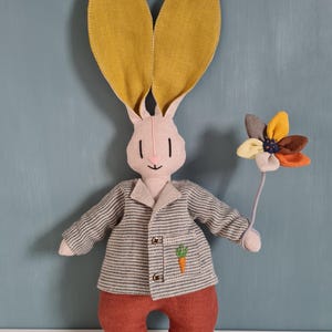 Leinen Hase mit Blume/Natur Leinen Spielzeug/Leinen Ostergeschenk/Kaninchen Spielzeug/Plüschtier Rassel/Stoffpuppe/Kinderzimmer Dekor