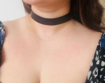 Gargantilha larga de couro preta