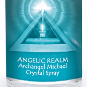 Puede incluir: Una botella de vidrio transparente con un atomizador blanco. La etiqueta es azul y dice "A Touch of Light Angelic Realm Archangel Michael Crystal Spray".