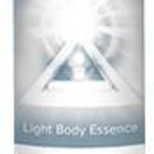 Puede incluir: Una botella de vidrio transparente con un atomizador blanco. La botella está etiquetada con "A Touch of Light Light Body Essence".