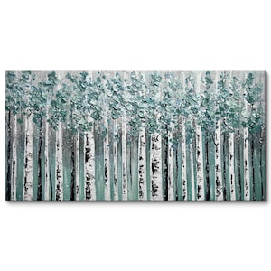 Op de afbeelding: Een abstract schilderij van een boslandschap. Het kunstwerk toont verticale berkenstammen in zwart en wit, met blauwgroen gekleurd gebladerte aan de bovenkant. De achtergrond is een getextureerd, lichtgrijs.