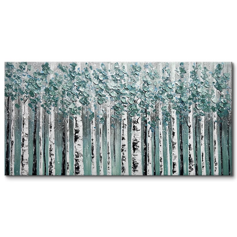 Op de afbeelding: Een abstract schilderij van een boslandschap. Het kunstwerk toont verticale berkenstammen in zwart en wit, met blauwgroen gekleurd gebladerte aan de bovenkant. De achtergrond is een getextureerd, lichtgrijs.