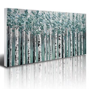 Op de afbeelding: Een abstract schilderij van een boslandschap. Het kunstwerk toont lange, slanke bomen met witte en zwarte schors, bekroond met getextureerd, blauwgroenkleurig gebladerte. De achtergrond is een mix van grijs en blauwgroen, wat een serene en naturalistische esthetiek cre&euml;ert.