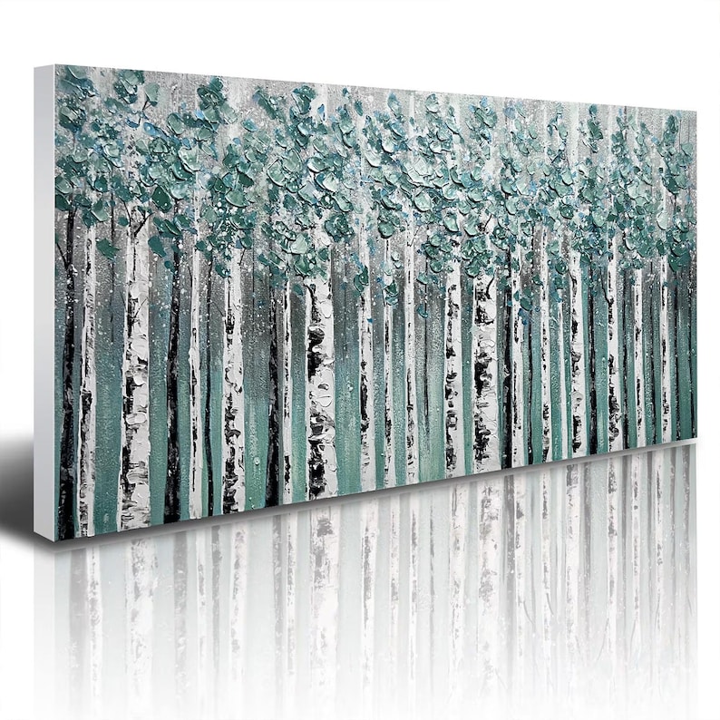 Op de afbeelding: Een abstract schilderij van een boslandschap. Het kunstwerk toont lange, slanke bomen met witte en zwarte schors, bekroond met getextureerd, blauwgroenkleurig gebladerte. De achtergrond is een mix van grijs en blauwgroen, wat een serene en naturalistische esthetiek cre&euml;ert.