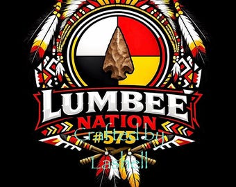 PNG-Datei. Lumbee Nation #575 Reckragen 2025. Medizinrad. Pfeilspitze.