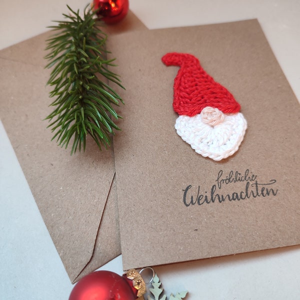 WeihnachtsKarte mit Umschlag aus Kraftpapier, Karte, gehäkelt, Weihnachtsmann, Wichtel, Nikolaus, fröhliche Weihnachten