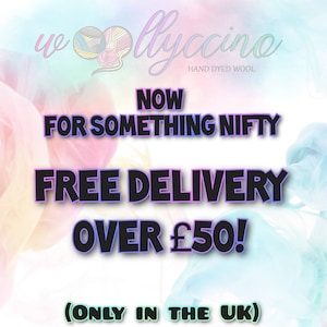 Op de afbeelding: Een promotionele afbeelding voor handgeverfde wol, met het merk "w Ollyccino". De tekst luidt "NOW FOR SOMETHING NIFTY FREE DELIVERY OVER &pound;50!" tegen een kleurrijke, abstracte achtergrond. De tekst "(ONLY IN THE UK)" is ook opgenomen.