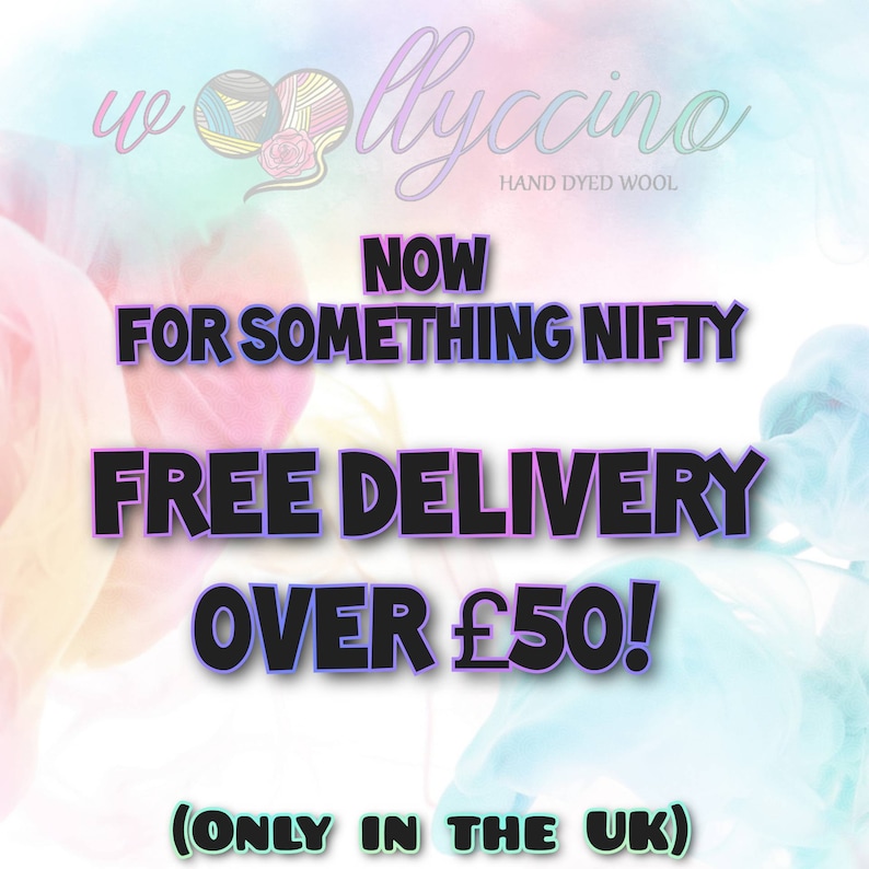 Op de afbeelding: Een promotionele afbeelding voor handgeverfde wol, met het merk "w Ollyccino". De tekst luidt "NOW FOR SOMETHING NIFTY FREE DELIVERY OVER &pound;50!" tegen een kleurrijke, abstracte achtergrond. De tekst "(ONLY IN THE UK)" is ook opgenomen.