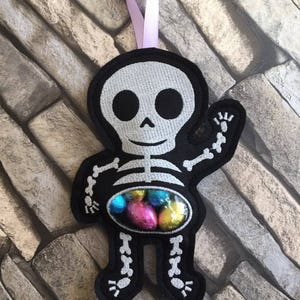 disegno di ricamo a macchina, scheletro, ITH, nel telaio, 5 x 7, borsa per dolcetti, borsa per soldi, Halloween, ricamo, bagliore al buio, porta dolcetti