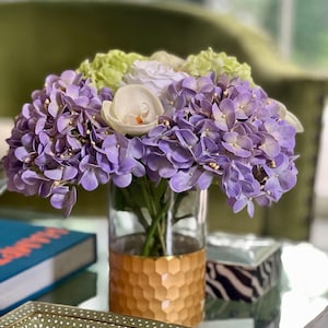Elegantes Designer Blumengesteck mit Hortensien Orchideen Viburnum