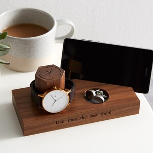 Montre de chevet en noyer personnalisée et support de téléphone / Cadeaux pour les papas / Support de montre / Rangement pour téléphone portable, montre et bague image 6