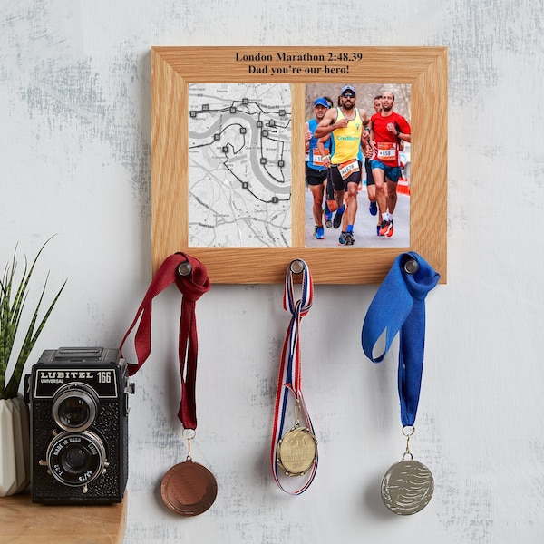 Marco de fotos de roble personalizado y colgador de medallas / Regalos para corredores / Titular de medallas de carrera / Exhibición de medallas