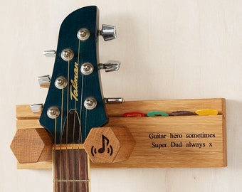 Personalisierte Gitarren-Wandhalterung aus massiver Eiche mit Plektrumhalter