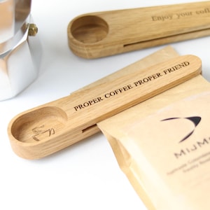 Solid Oak Personalised Coffee Scoop / Bag clip / Custom Coffee Spoon / Filter Coffee Bag Sealer / Coffee Lover Gifts / 5th Wedding Gift
