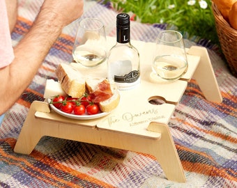 Gepersonaliseerde draagbare buiten houten picknicktafel / gepersonaliseerd wijnrek / aangepaste lage houten opvouwbare Prosecco-server / cadeaus voor koppels
